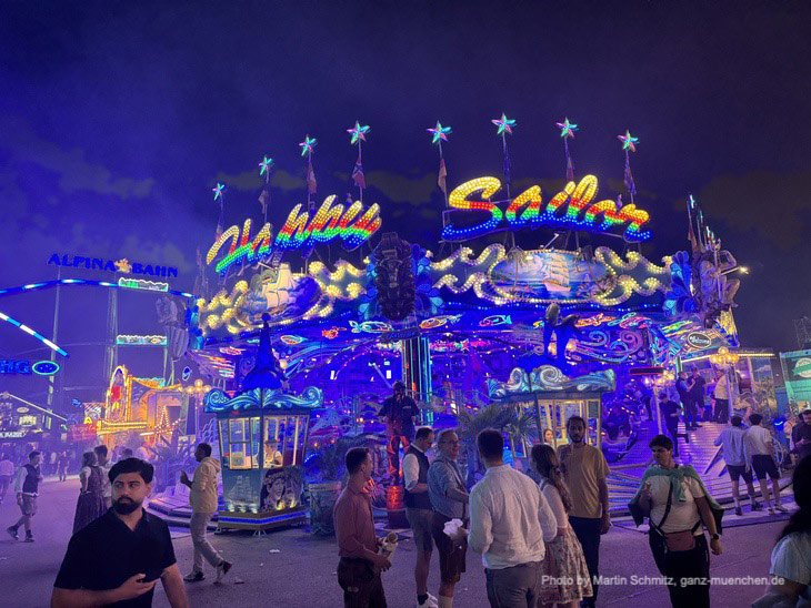 eu auf dem Oktoberfest: Seesturmbahn "Happy Sailor" (©Foto: Martin Schmitz) 